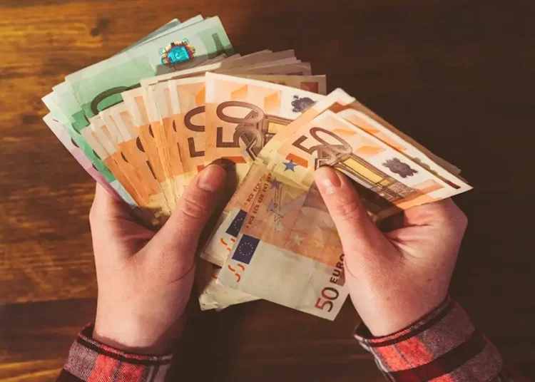 Μισθοί στο Δημόσιο: Μόνιμες αυξήσεις αντί για δώρα