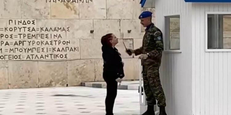 Συνελήφθη υπάλληλος της Βουλής για προσβολή Εθνικών Συμβόλων