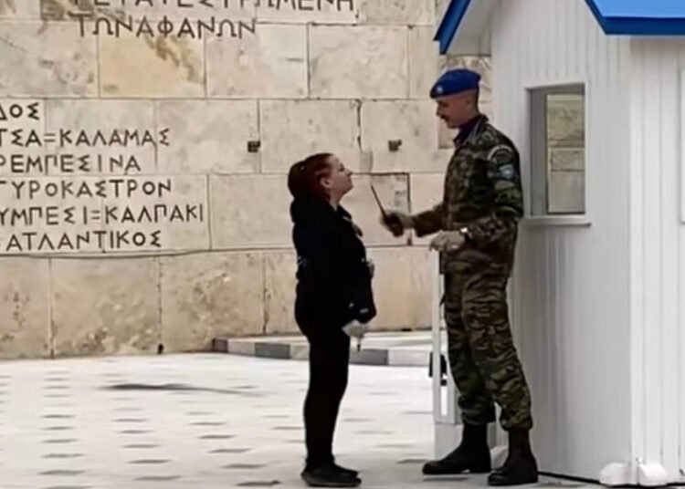 Συνελήφθη υπάλληλος της Βουλής για προσβολή Εθνικών Συμβόλων