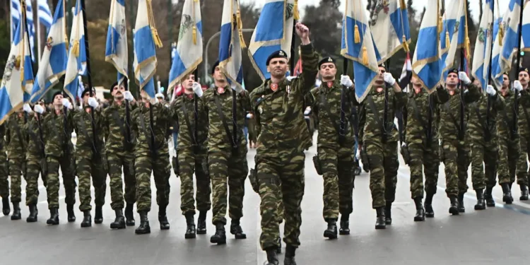 25η Μαρτίου: Εντυπωσιακά στιγμιότυπα από τη μεγάλη στρατιωτική παρέλαση στην Αθήνα