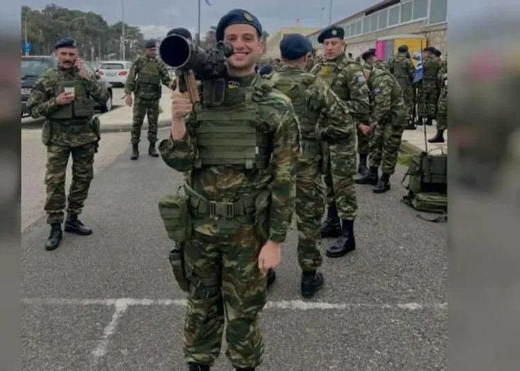 Ο γιος του ΥΕΘΑ Στέφανος Δένδιας στην παρέλαση της 12ης Μεραρχίας