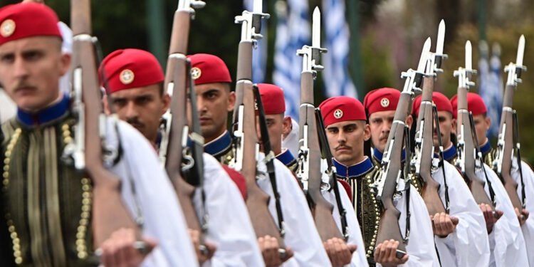 25η Μαρτίου: Η στιγμή διέλευσης της Προεδρικής Φρουράς (ΦΩΤΟ-BINTEO)