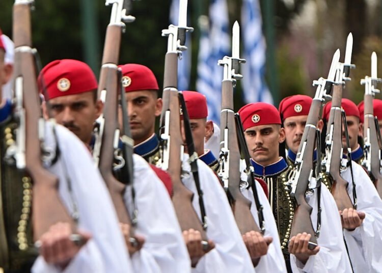 25η Μαρτίου: Η στιγμή διέλευσης της Προεδρικής Φρουράς (ΦΩΤΟ-BINTEO)