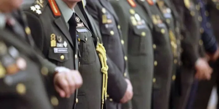 Έστειλαν Ταξίαρχους και Συνταγματάρχες σπίτι τους αλλά το Ανώτατο ανάτρεψε τα σχέδια υπ. Άμυνας και ΕΦ