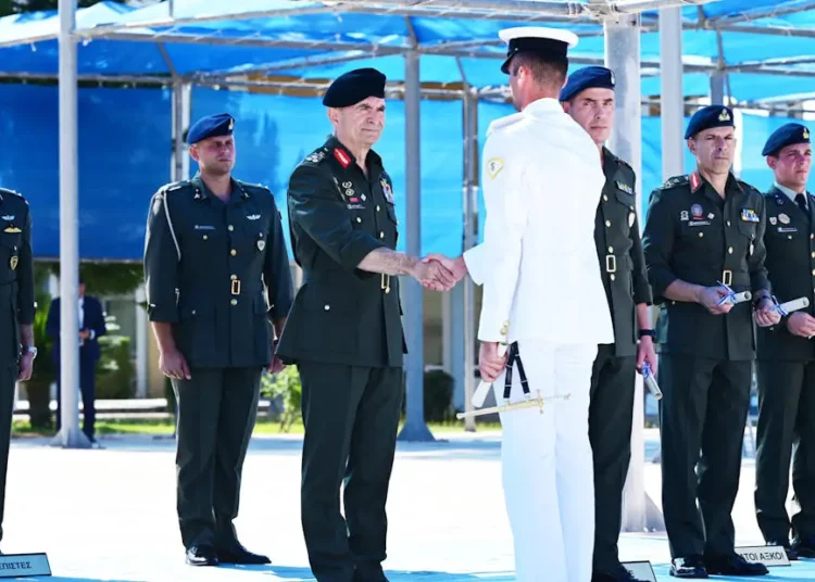 Ακολούθησε απονομή διακριτικού εμβλήματος της Σχολής στους αλλοδαπούς αποφοιτούντες Ευέλπιδες