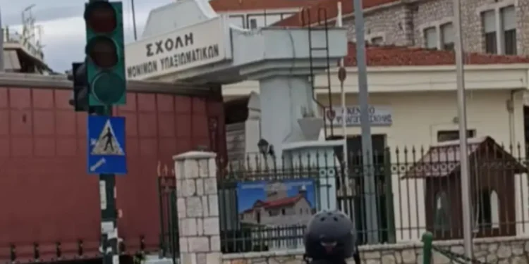 Τρίκαλα: Νταλίκα φράκαρε στην είσοδο της ΣΜΥ– Προκάλεσε Κυκλοφοριακό κομφούζιο