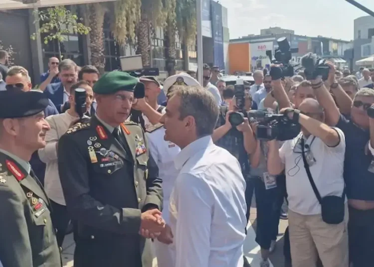 Δεν αρκούν οι μισθολογικές παρεμβάσεις για να αντιστρέψουν την απαξίωση των στελεχών ΕΔ