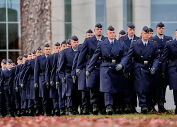 Πώς η Γερμανία σχεδιάζει να φτιάξει ξανά τον στρατό της – Θητεία με 2.600€ επιδοτήσεις και άδειες οδήγησης