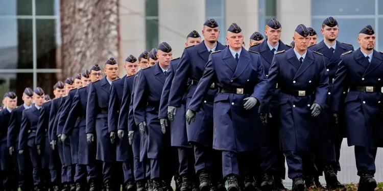 Πώς η Γερμανία σχεδιάζει να φτιάξει ξανά τον στρατό της – Θητεία με 2.600€ επιδοτήσεις και άδειες οδήγησης