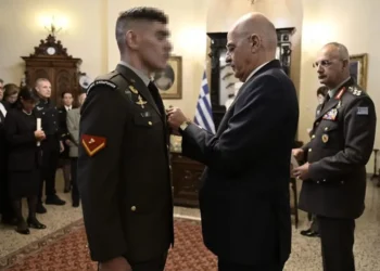 Λάθος μετάλλια δώσανε στους τιμώμενους για τη Λιβύη κατά την τελετή απονομής στη ΛΑΕΔ