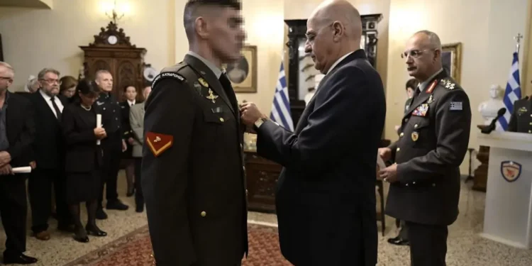 Λάθος μετάλλια δώσανε στους τιμώμενους για τη Λιβύη κατά την τελετή απονομής στη ΛΑΕΔ