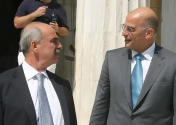 Μεϊμαράκης 2007 vs. Δένδιας 2025: Δυο Υπουργοί Εθνικής Άμυνας σε διαφορετικές εποχές που «έπληξαν» τις ΕΔ