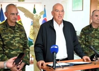 «Έξω από τα δόντια», Άρθρο Αξκου ε.α. για τα κακώς κείμενα του ΥΕΘΑ που θα διαλύσει ότι ακόμα λειτουργεί στο Στράτευμα